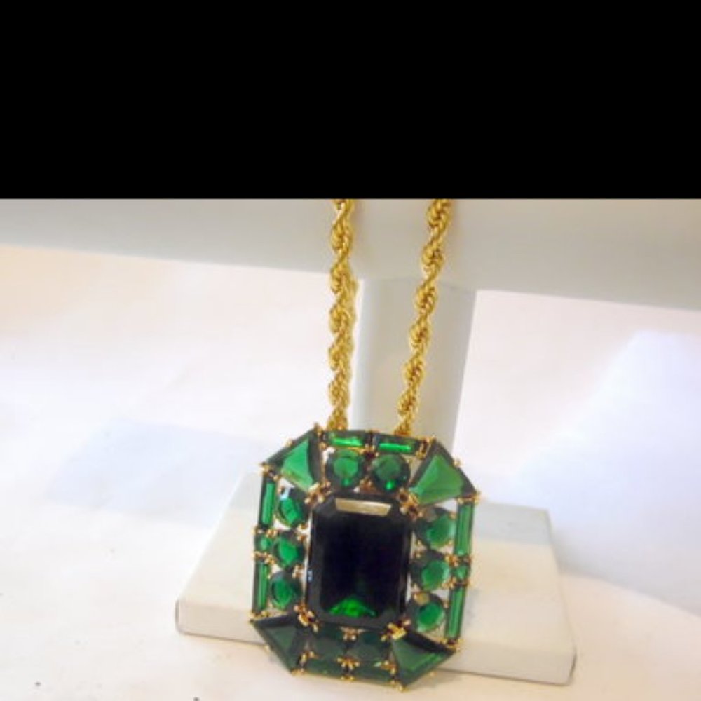 V BY Eva Statement Pendant with Large Rope Chain